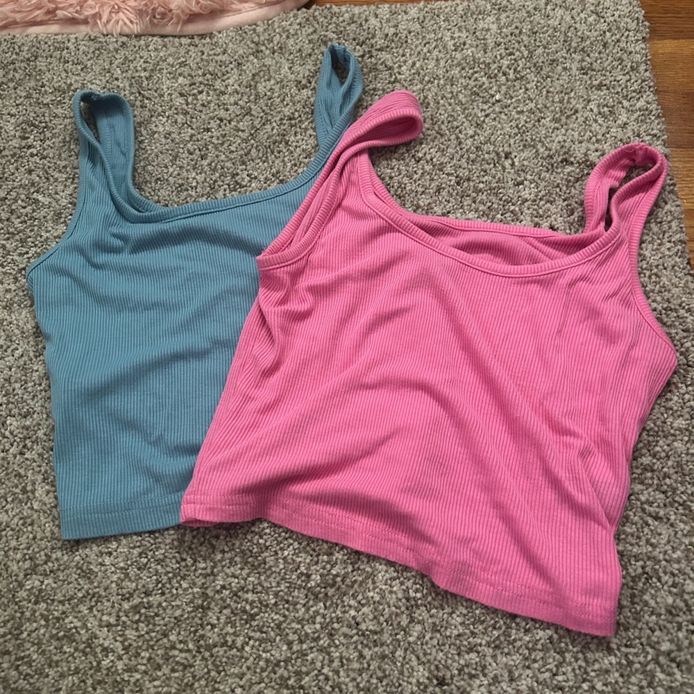 2 of the same crop tops